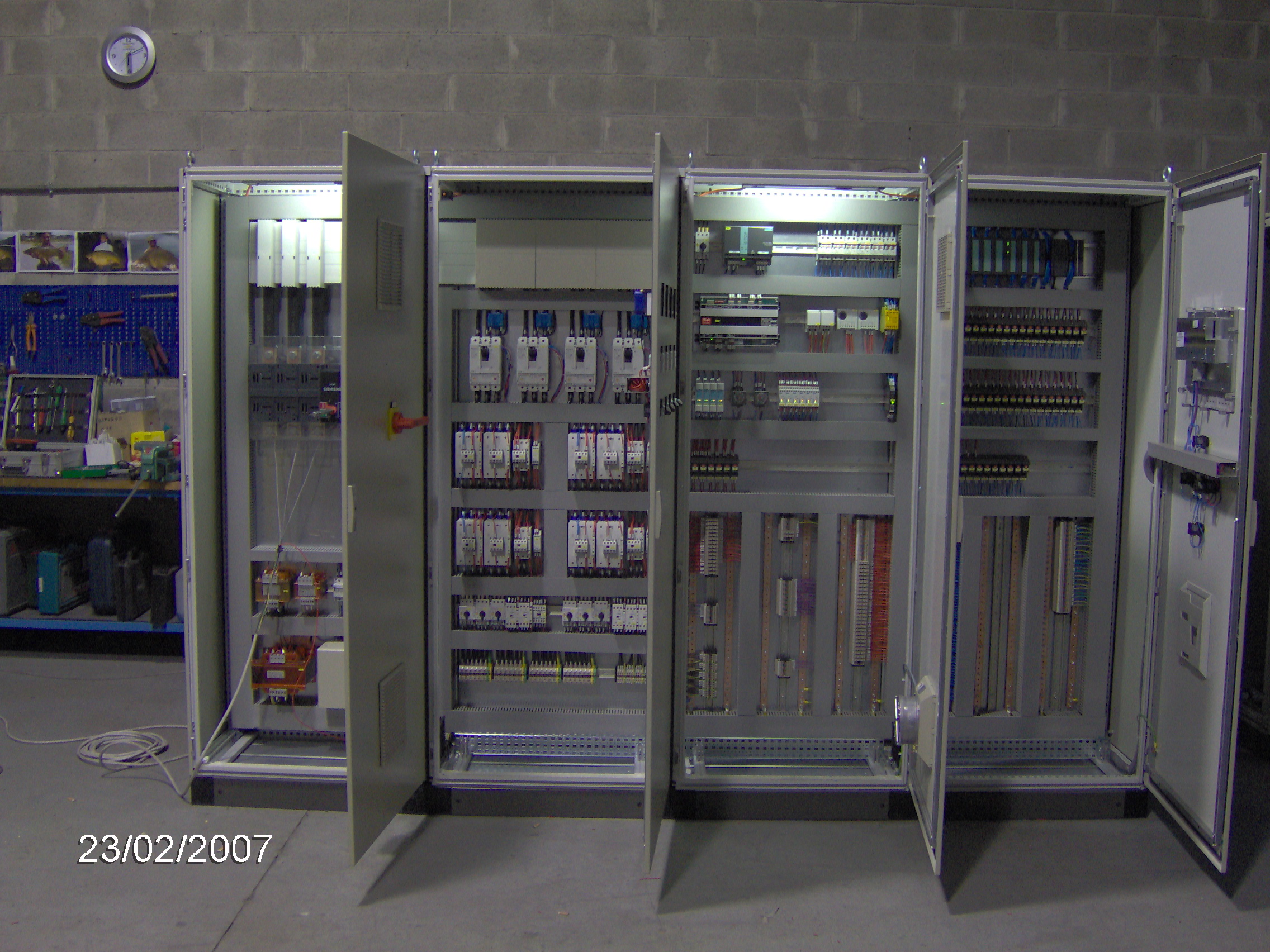 Quadro elettrico a 4 ante aperto e illuminato