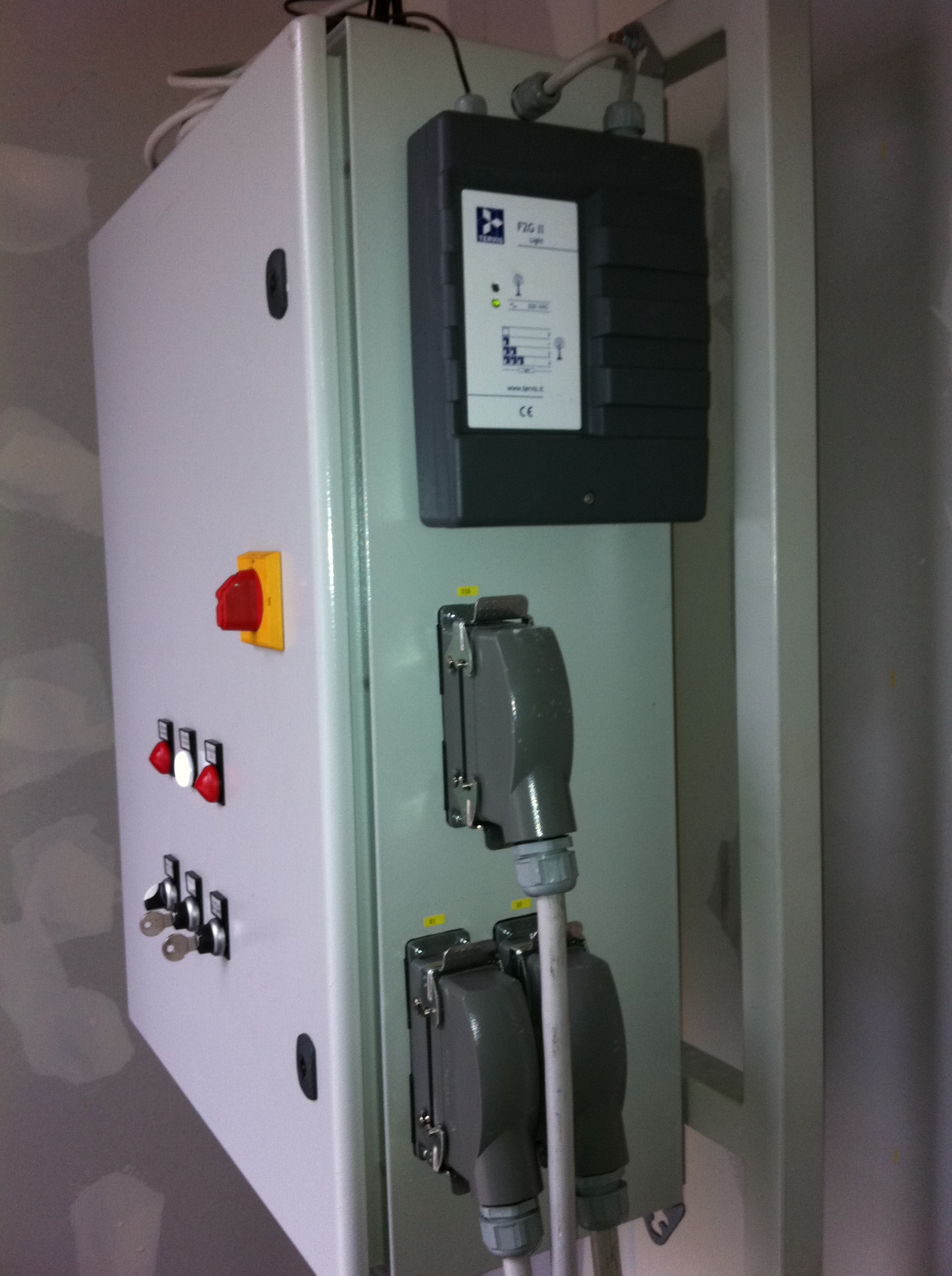 Quadro elettrico a muro con connettori